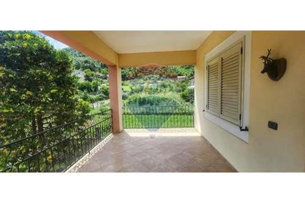 Villa in vendita, Peze Helmes