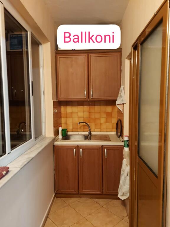 Shitet apartament 2+1 rruga Xhanfize Keko