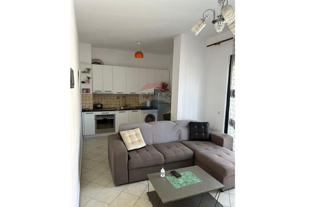 Shitet apartament 1+1, në Kombinat