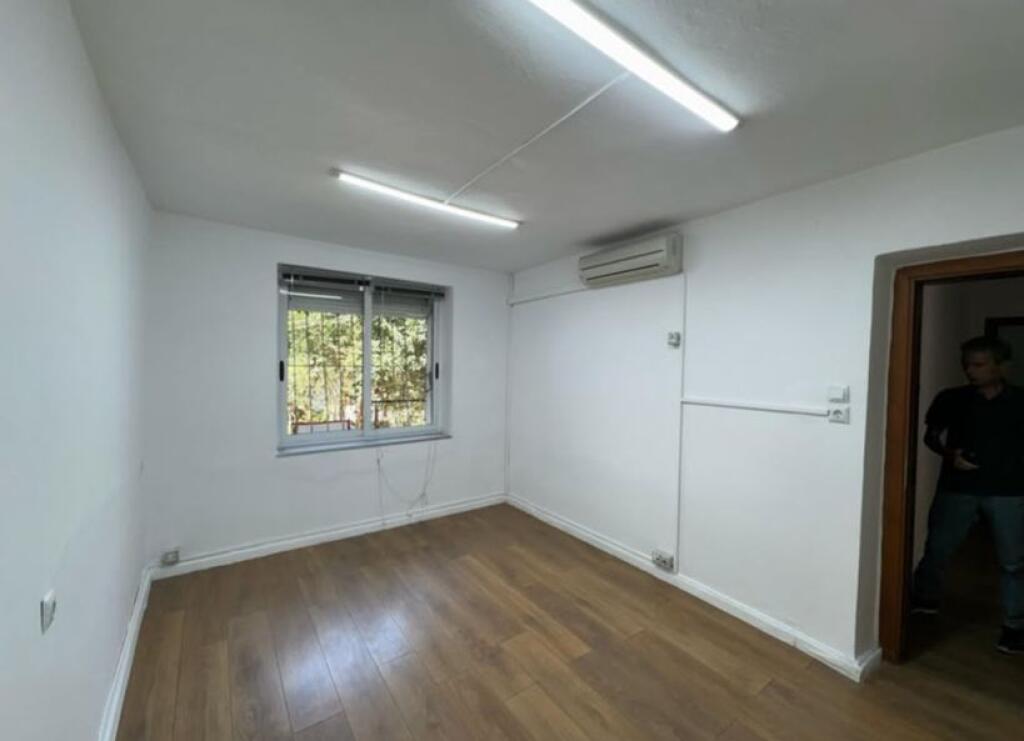 📢 Affittasi – Appartamento 1+1 📍 Via Muhamet Gjollesha, vicino a neranxit 💰 Prezzo: 400 € / mese