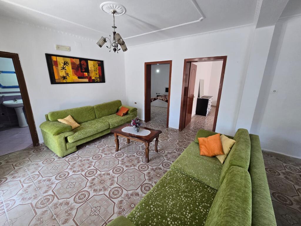 APPARTAMENTO 2+1 IN AFFITTO AL PRIMO PIANO DI UNA VILLA SU DUE PIANI DIETRO LA CASERMA DEI POMPIERI DURRES