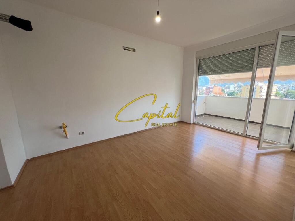 ZYRE ME QERA 70 M2 21 DHJETORI 70.000 LEKE