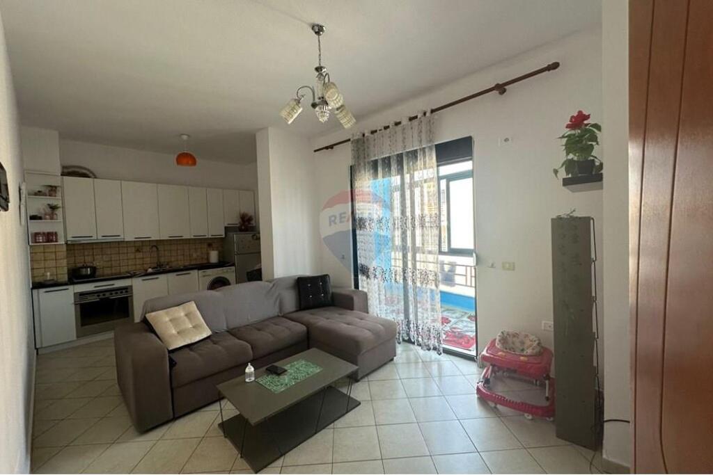 Shitet apartament 1+1, në Kombinat