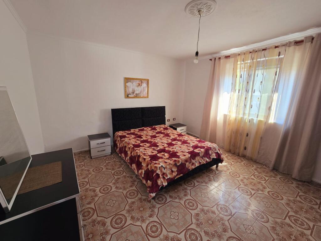 APPARTAMENTO 2+1 IN AFFITTO AL PRIMO PIANO DI UNA VILLA SU DUE PIANI DIETRO LA CASERMA DEI POMPIERI DURRES