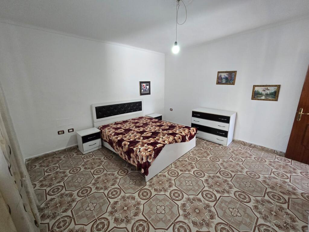 APPARTAMENTO 2+1 IN AFFITTO AL PRIMO PIANO DI UNA VILLA SU DUE PIANI DIETRO LA CASERMA DEI POMPIERI DURRES