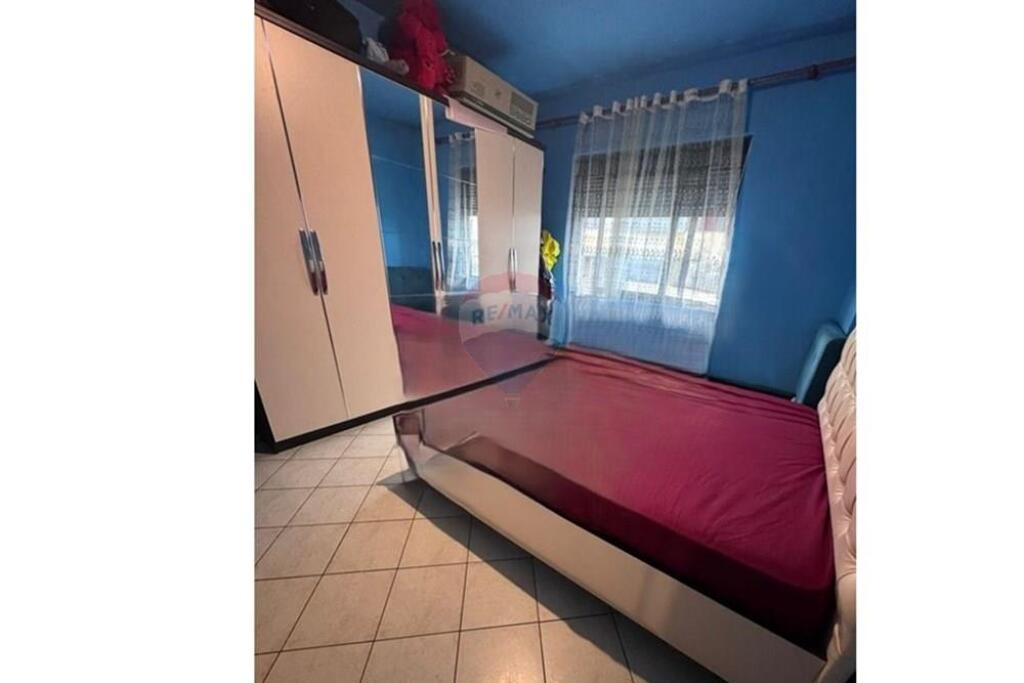 Shitet apartament 1+1, në Kombinat