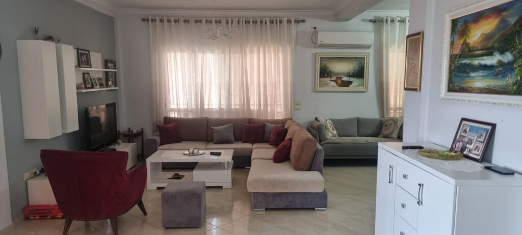 🏡 2-Bedroom Apartment with Veranda for Rent – Zogu i Zi, Tirana