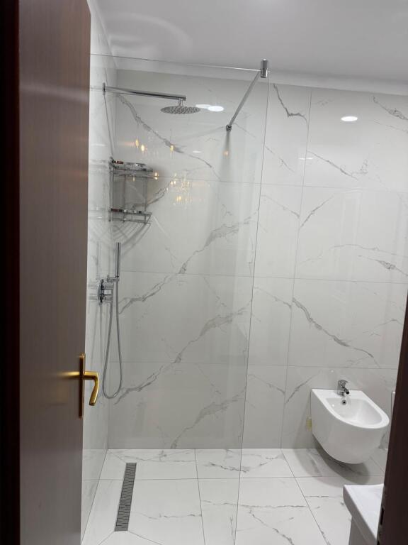 📌Jepet Apartament Klasik 2+1 me Verandë në Qendër