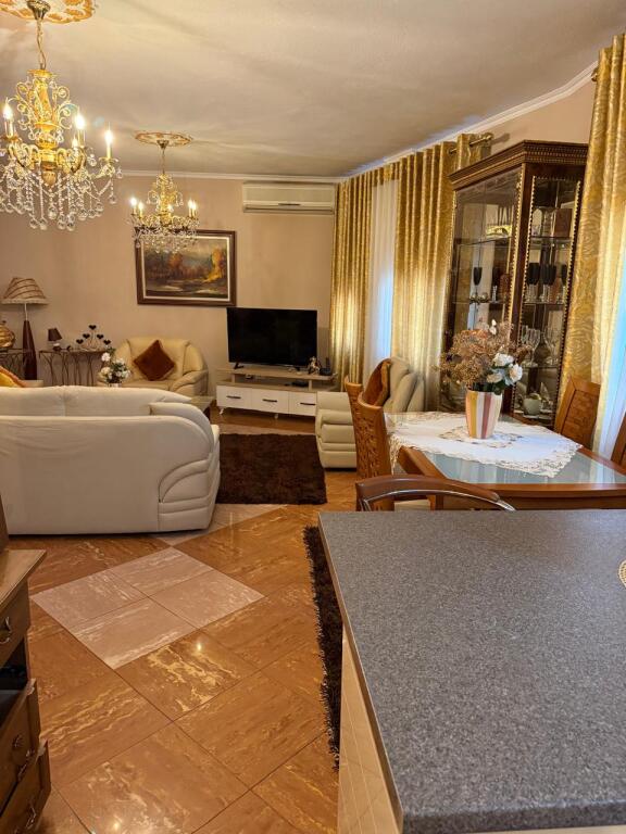 📌Jepet Apartament Klasik 2+1 me Verandë në Qendër