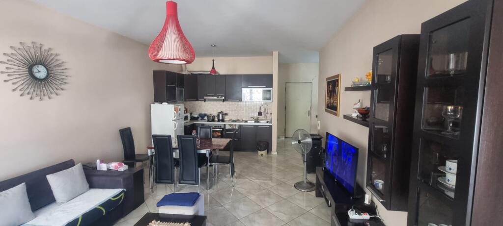 🏡 SHITET APARTAMENT 2+1+2 ME BALLKON TË GJATË – ZONA E OXHAKUT, PRANË BAR-KAFE “ARTISTI”
