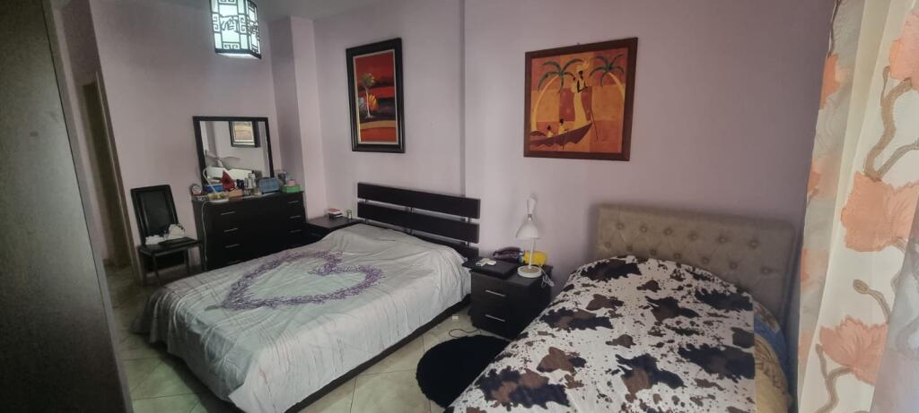 🏡 SHITET APARTAMENT 2+1+2 ME BALLKON TË GJATË – ZONA E OXHAKUT, PRANË BAR-KAFE “ARTISTI”