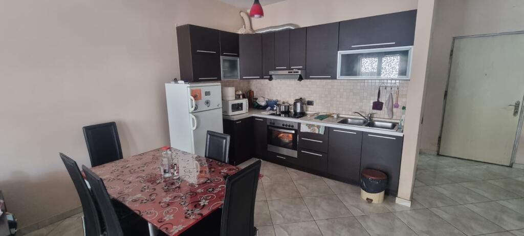 🏡 SHITET APARTAMENT 2+1+2 ME BALLKON TË GJATË – ZONA E OXHAKUT, PRANË BAR-KAFE “ARTISTI”