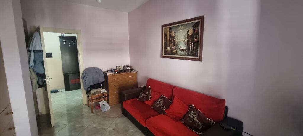 🏡 SHITET APARTAMENT 2+1+2 ME BALLKON TË GJATË – ZONA E OXHAKUT, PRANË BAR-KAFE “ARTISTI”