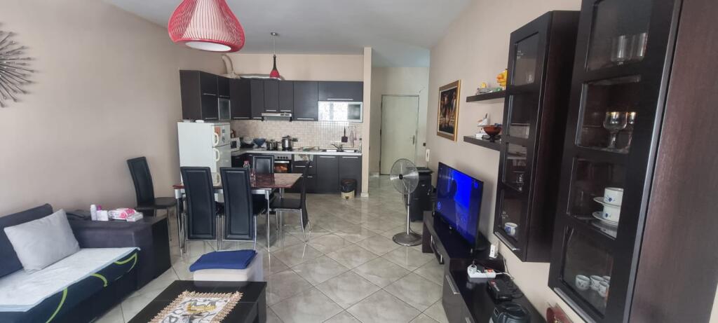 🏡 SHITET APARTAMENT 2+1+2 ME BALLKON TË GJATË – ZONA E OXHAKUT, PRANË BAR-KAFE “ARTISTI”