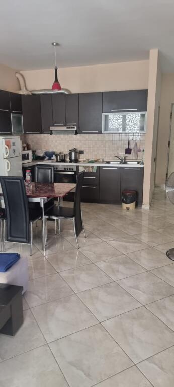🏡 SHITET APARTAMENT 2+1+2 ME BALLKON TË GJATË – ZONA E OXHAKUT, PRANË BAR-KAFE “ARTISTI”