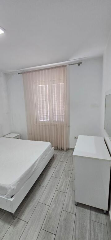 Affittasi 1+1 RR. E BARRIKADAVE 550 mila lek
