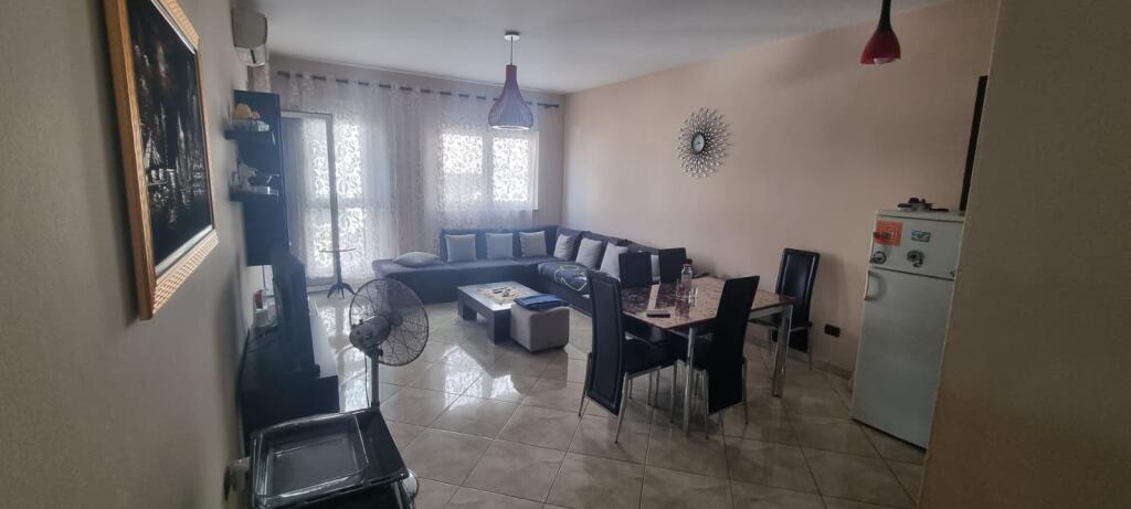 🏡 SHITET APARTAMENT 2+1+2 ME BALLKON TË GJATË – ZONA E OXHAKUT, PRANË BAR-KAFE “ARTISTI”