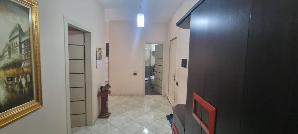 🏡 SHITET APARTAMENT 2+1+2 ME BALLKON TË GJATË – ZONA E OXHAKUT, PRANË BAR-KAFE “ARTISTI”