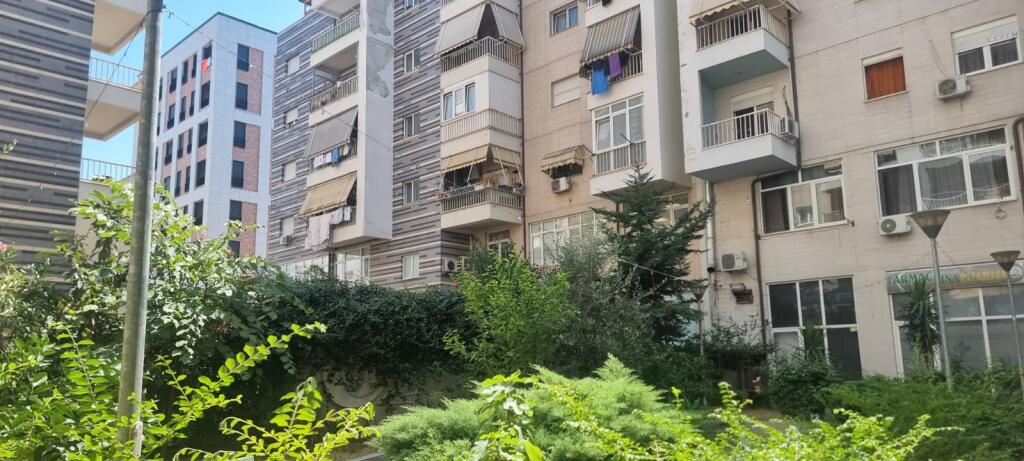 🏡 SHITET APARTAMENT 2+1+2 ME BALLKON TË GJATË – ZONA E OXHAKUT, PRANË BAR-KAFE “ARTISTI”