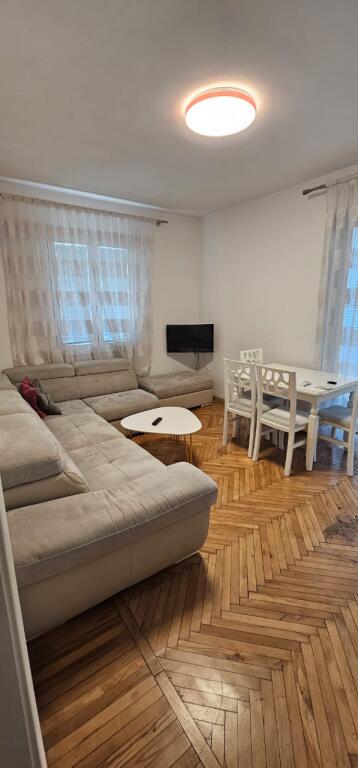 Affittasi 1+1 RR. E BARRIKADAVE 550 mila lek