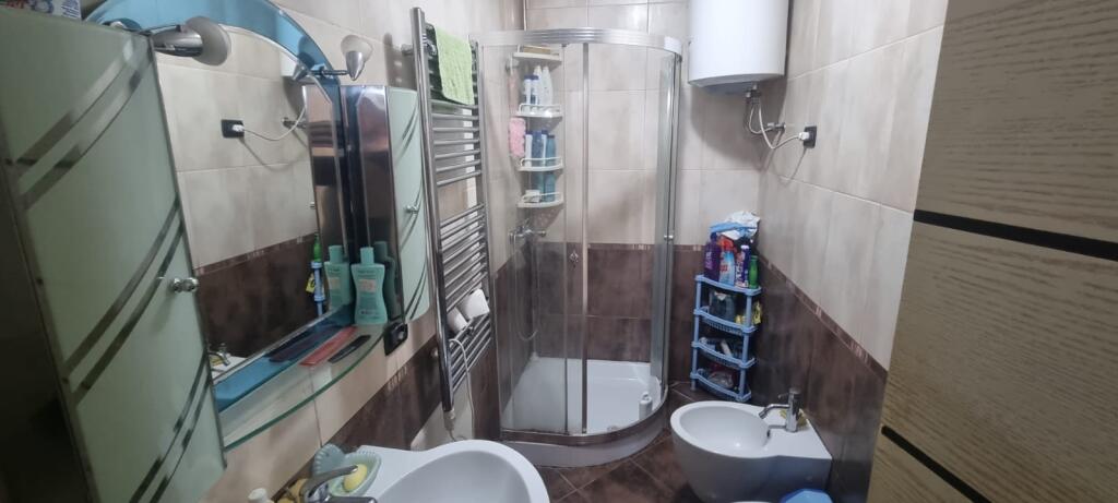 🏡 SHITET APARTAMENT 2+1+2 ME BALLKON TË GJATË – ZONA E OXHAKUT, PRANË BAR-KAFE “ARTISTI”