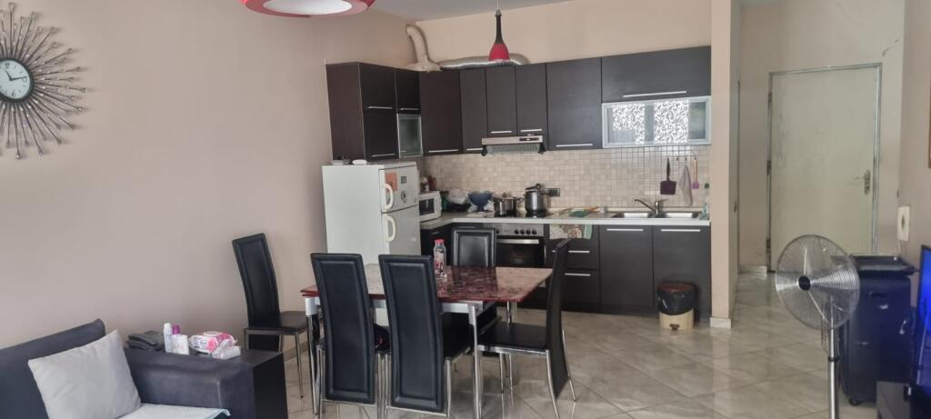 🏡 SHITET APARTAMENT 2+1+2 ME BALLKON TË GJATË – ZONA E OXHAKUT, PRANË BAR-KAFE “ARTISTI”