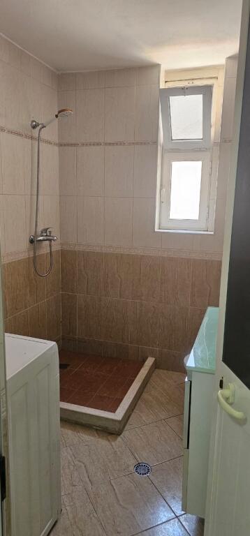 Affittasi 1+1 RR. E BARRIKADAVE 550 mila lek