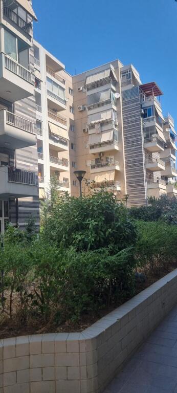 🏡 SHITET APARTAMENT 2+1+2 ME BALLKON TË GJATË – ZONA E OXHAKUT, PRANË BAR-KAFE “ARTISTI”
