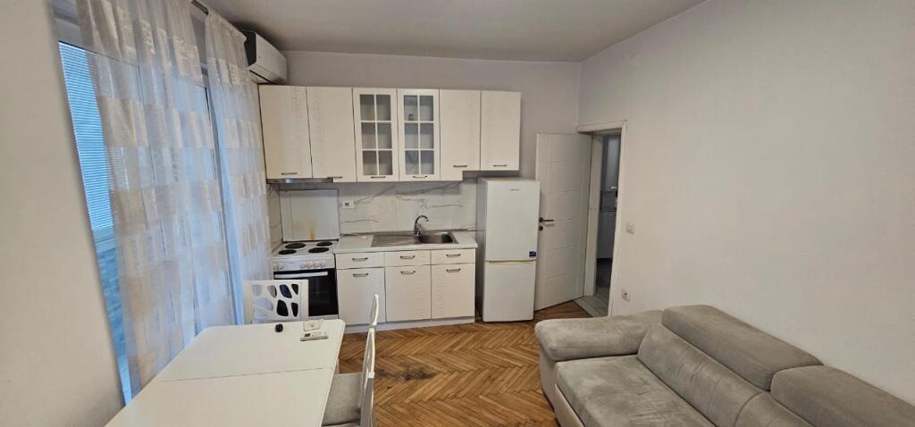 Affittasi 1+1 RR. E BARRIKADAVE 550 mila lek