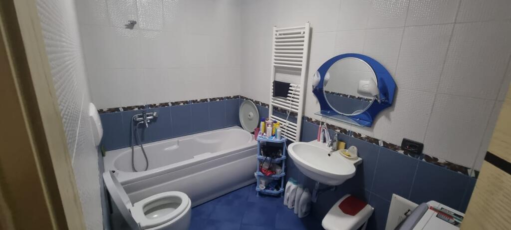 🏡 SHITET APARTAMENT 2+1+2 ME BALLKON TË GJATË – ZONA E OXHAKUT, PRANË BAR-KAFE “ARTISTI”