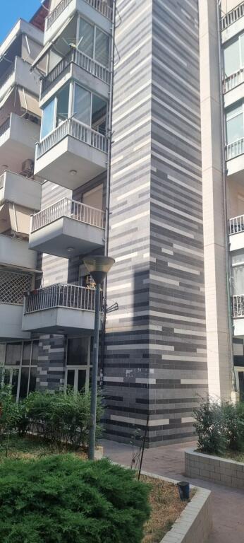 🏡 SHITET APARTAMENT 2+1+2 ME BALLKON TË GJATË – ZONA E OXHAKUT, PRANË BAR-KAFE “ARTISTI”