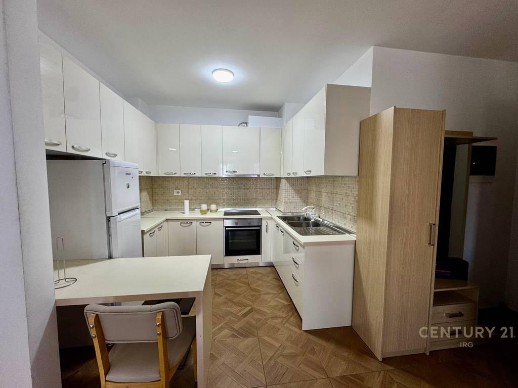 JEPET ME QIRA APARTAMENT 2+1+2 TE MOBILUAR – PRANË BLLOKUT TË AMBASADAVE