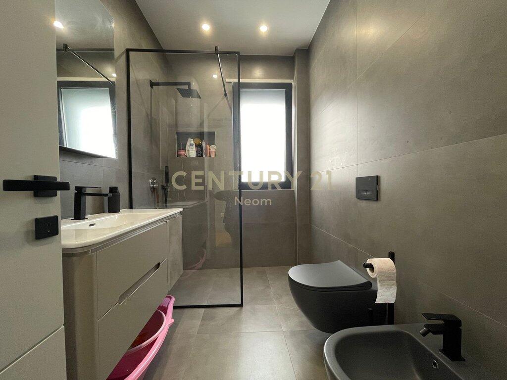 🏡 SHITET APARTAMENT 2+1+2 + POST PARKIMI – LIQENI I THATË, TIRANË