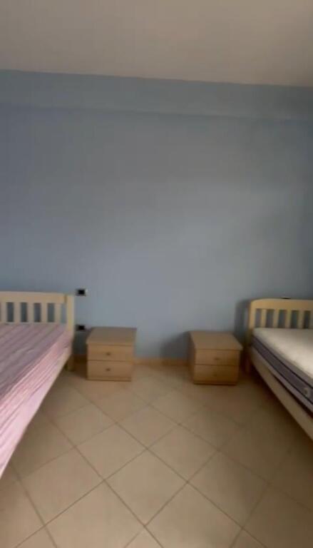 Affittasi casa 2+1+2, Ali Dem vicino al campo sportivo 450 Mila lek