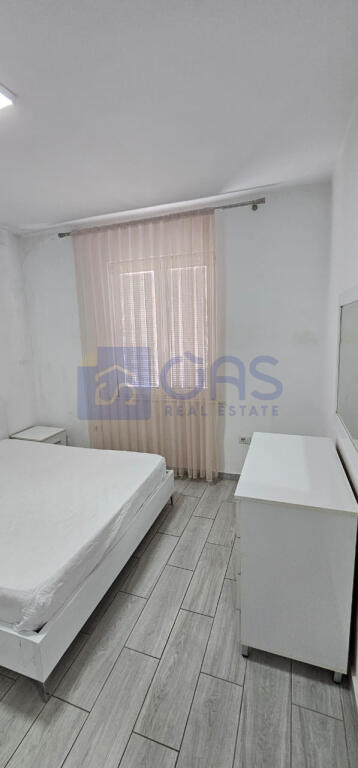 Jepet me qera apartament 1+1 tek Rruga e Barrikadave.