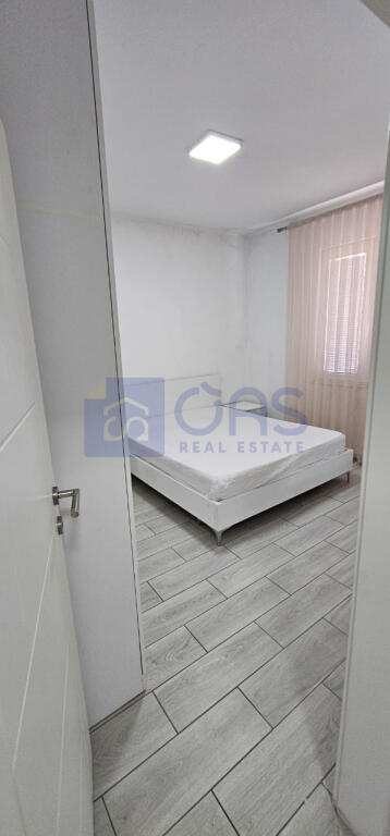 Jepet me qera apartament 1+1 tek Rruga e Barrikadave.