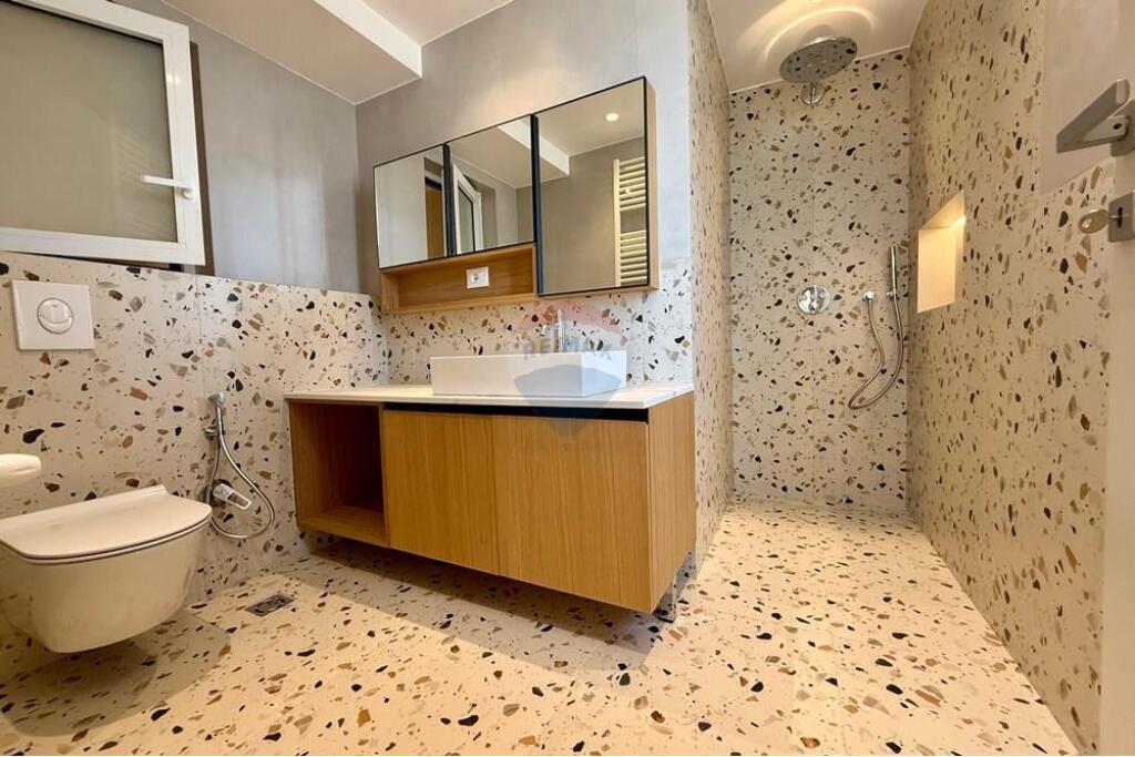 Tirane, Penthouse for sale 5th floor, 276 m² 650,000 € ID: 530291018-833