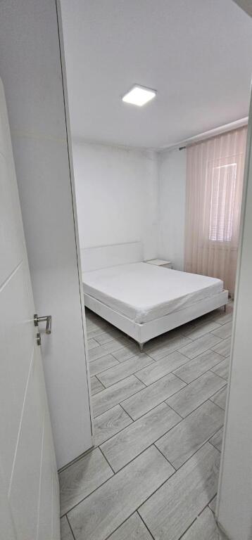Apartment 1+1 for rent 📍 Address: Beside Barrikadave street, opposite the school “Lidhja e Prizerenit” 💰 Price: 550 thousand lek per month