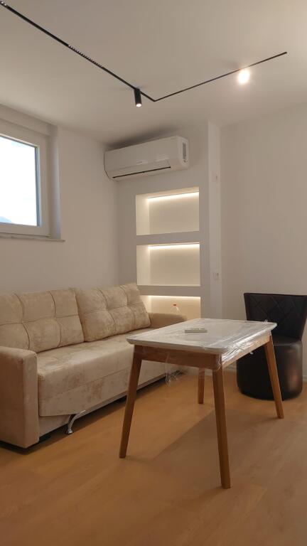 🏢Rruga Ferit Xhajko,prane Ozone Elektronics jepet me qera apartament1+1,i mobiluar.600 Euro   
