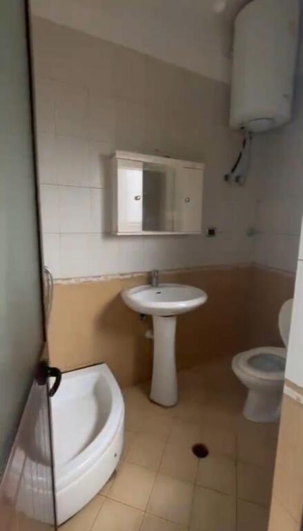 Affittasi casa 2+1+2, Ali Dem vicino al campo sportivo 450 Mila lek