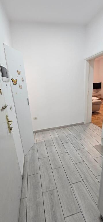 Apartment 1+1 for rent 📍 Address: Beside Barrikadave street, opposite the school “Lidhja e Prizerenit” 💰 Price: 550 thousand lek per month