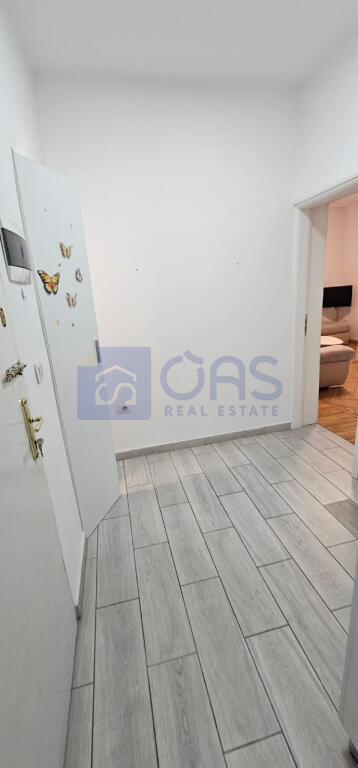 Jepet me qera apartament 1+1 tek Rruga e Barrikadave.