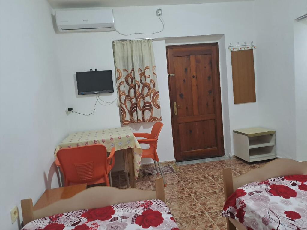 I rent a studio apartment