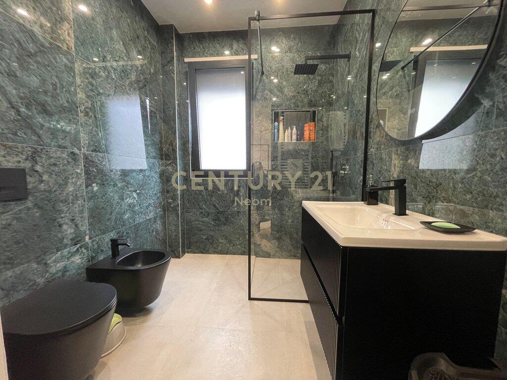 🏡 SHITET APARTAMENT 2+1+2 + POST PARKIMI – LIQENI I THATË, TIRANË