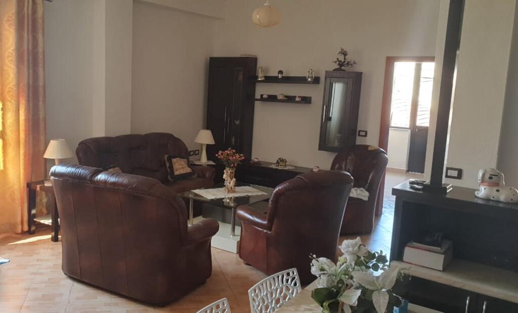 Affittasi casa 2+1+2, Ali Dem vicino al campo sportivo 450 Mila leke