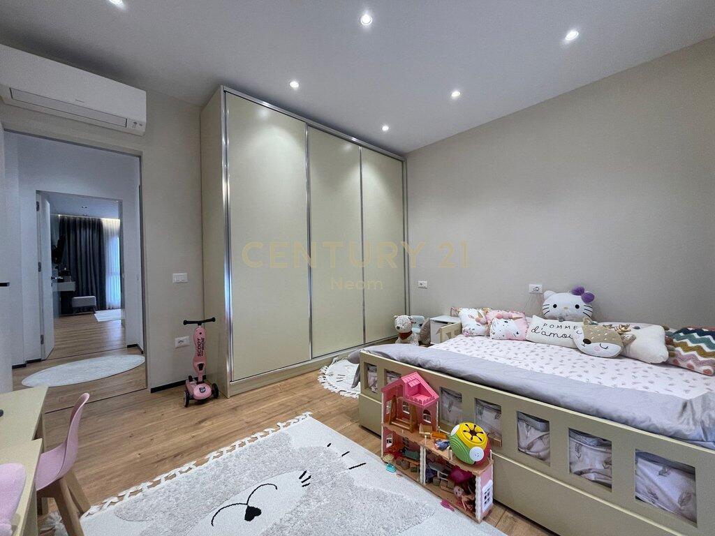 🏡 SHITET APARTAMENT 2+1+2 + POST PARKIMI – LIQENI I THATË, TIRANË