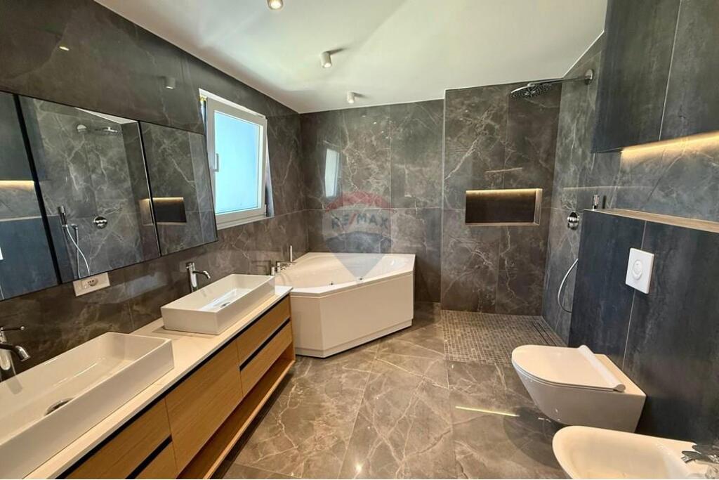 Tirane, Penthouse for sale 5th floor, 276 m² 650,000 € ID: 530291018-833