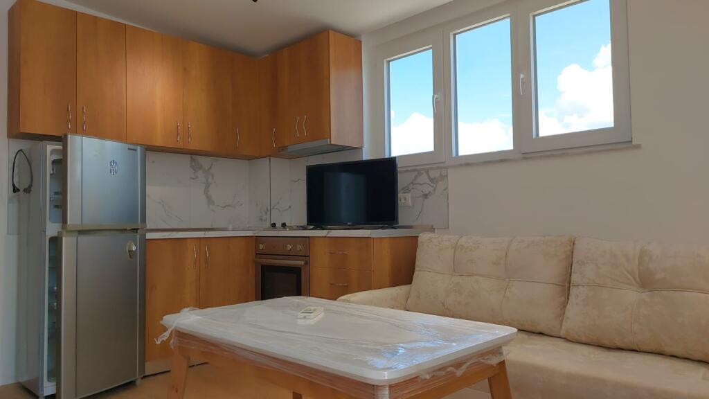 🏢Rruga Ferit Xhajko,prane Ozone Elektronics jepet me qera apartament1+1,i mobiluar.600 Euro   