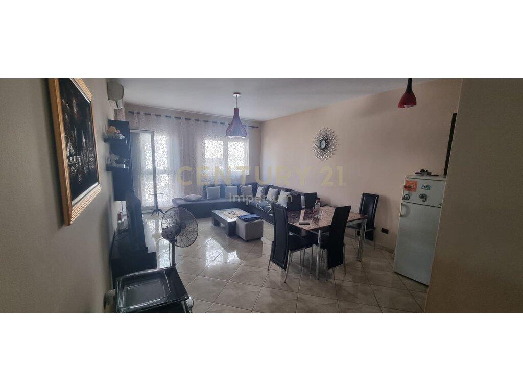 SHITET APARTAMENT 2+1+2 ME BALLKON – ZONA E OXHAKUT, PRANË BAR “ARTISTI”
