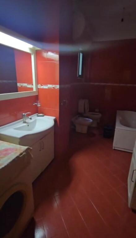 Affittasi casa 2+1+2, Ali Dem vicino al campo sportivo 450 Mila leke